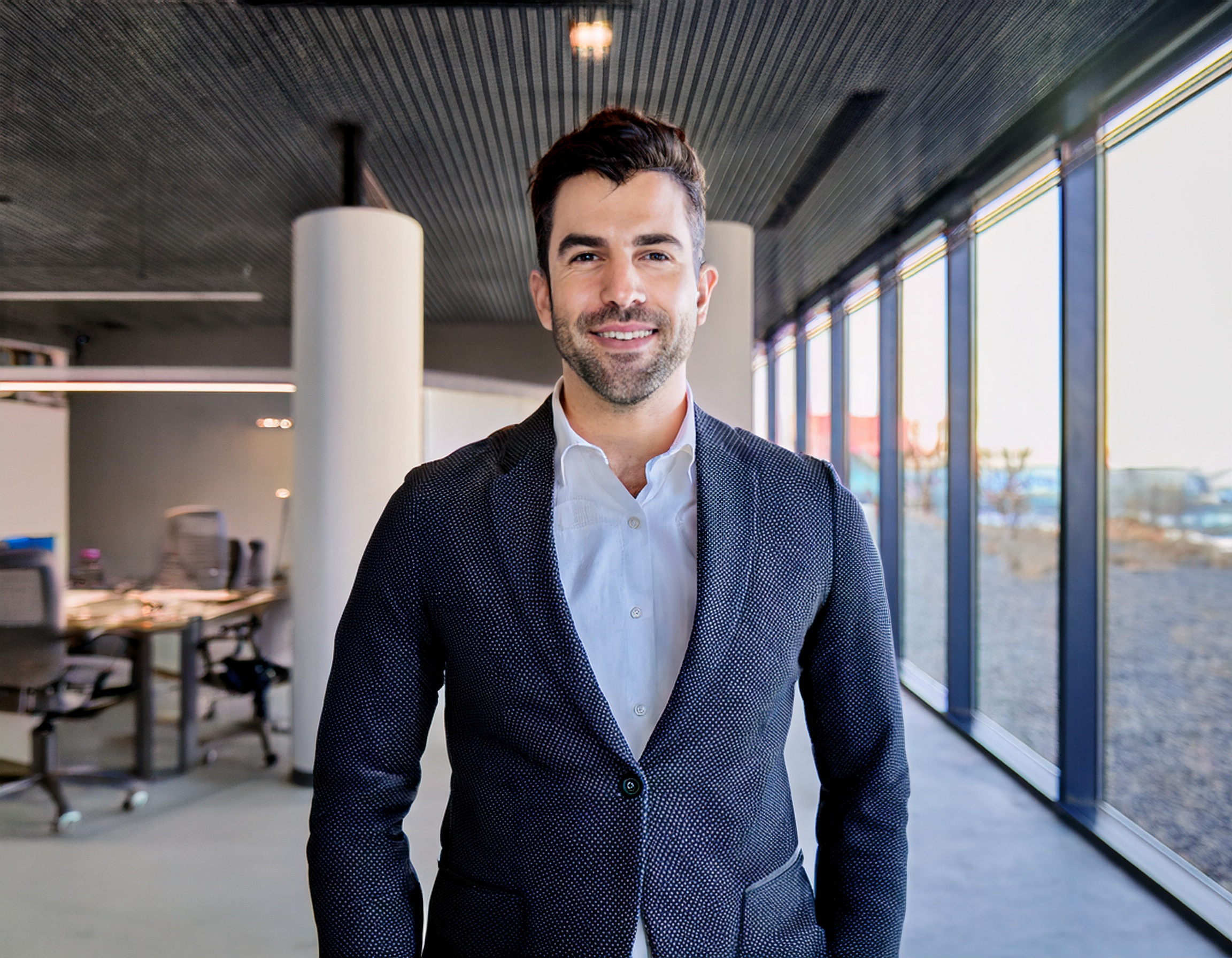 Person in professioneller Kleidung, einladendes Gesicht, Arbeitsumfeld